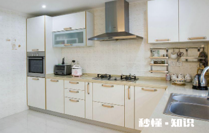 厨房一股油味怎么办 厨房到处油腻用什么擦拭