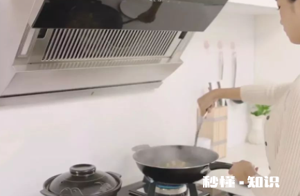 厨房一股油味怎么办 厨房到处油腻用什么擦拭