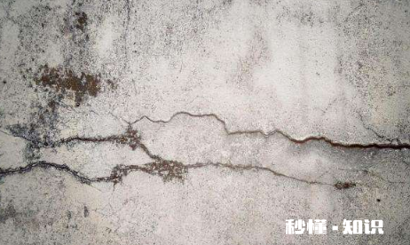 墙面发霉怎么自己翻新要用砂纸打磨下吗 室内墙体发霉怎样彻底处理