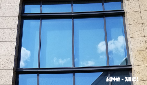 单向玻璃膜是贴在里面还是外面 单向玻璃膜晚上开灯会透吗