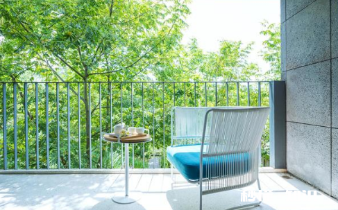 低楼层封阳台用85还是108的 低楼层封阳台需要大玻璃吗