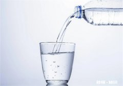 喝凉白开还是桶装水好 喝瓶装水好还是凉白开好