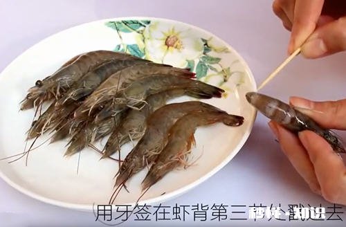 活的基围虾怎么处理干净 传统基围虾去虾线方法窍门