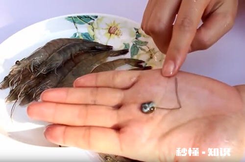 活的基围虾怎么处理干净 传统基围虾去虾线方法窍门