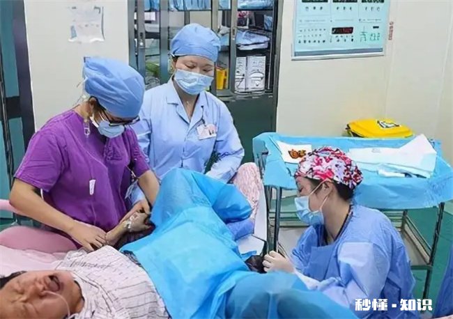 生产时穿裙子还是裤子方便 生产的时候穿裙子还是裤子