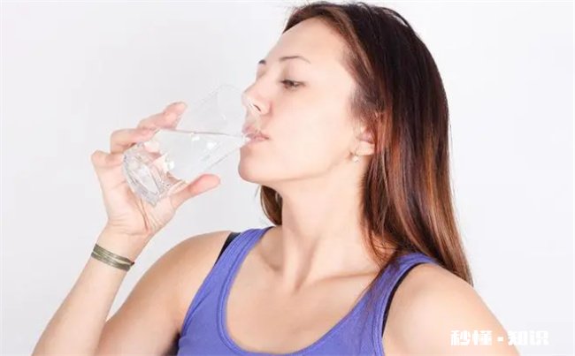 女生喝你喝过的水说明什么 女人喝你喝过的水什么意思