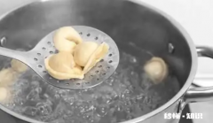 饺子要冷水下还是热水 饺子要冷水下还是热水下,要煮多久