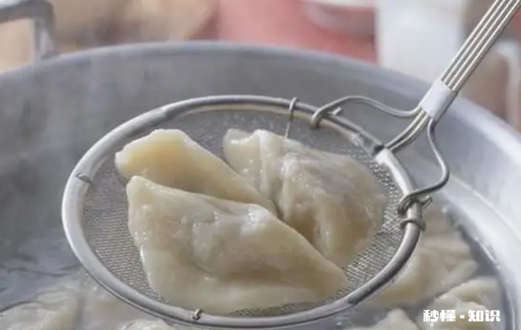 饺子要冷水下还是热水 饺子要冷水下还是热水下,要煮多久