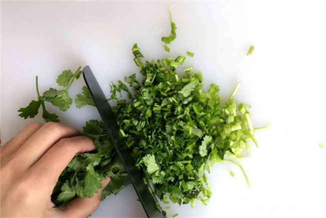 香菜冷冻后化开发黑能吃吗 香菜冻黑了还能吃吗