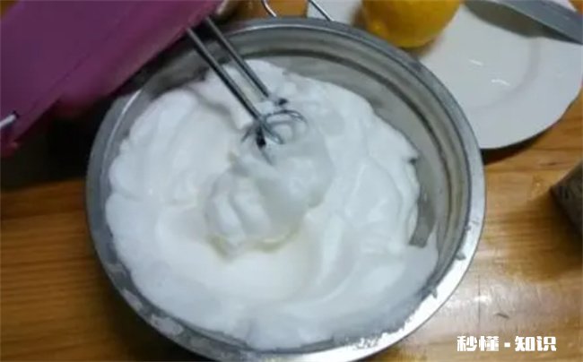 做蛋糕蛋清必须打成奶油状吗 蛋糕的奶油是蛋清打的吗
