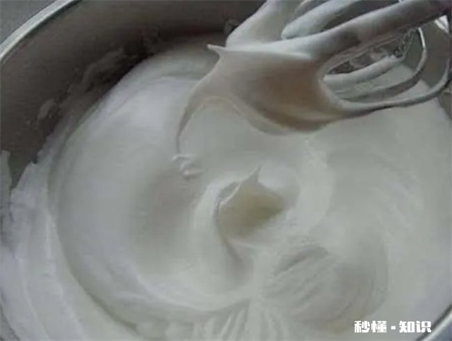 做蛋糕蛋清必须打成奶油状吗 蛋糕的奶油是蛋清打的吗