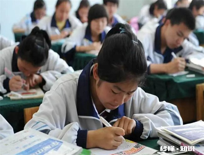 高考抄旁边人几率大吗 高考给别人抄犯法吗