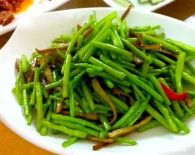 芦蒿焯水还是直接炒 炒蓠蒿焯水吗