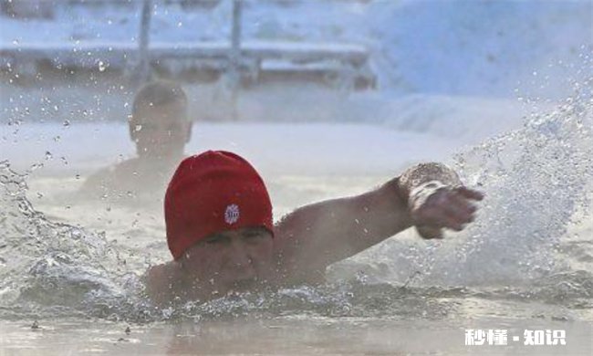 冬泳对身体有什么好处与坏处 女性冬泳对身体有什么好处与坏处
