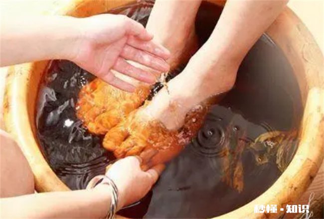 艾草泡脚后还要清水洗吗 艾草泡脚后要用清水洗过吗