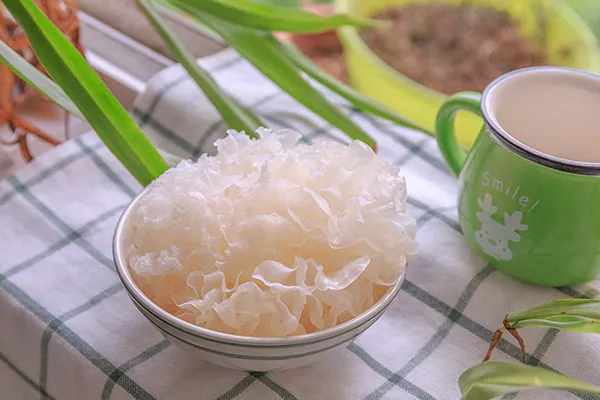 银耳不能和什么一起吃 吃银耳的禁忌