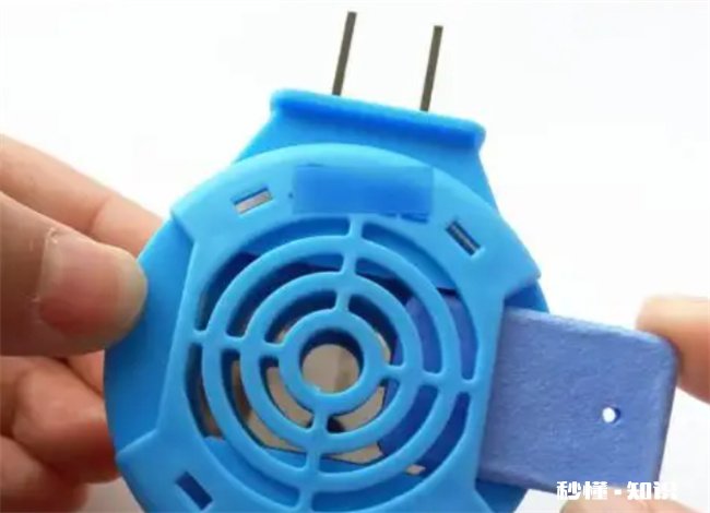 电蚊香片插上电就很热正常吗