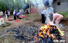七月半碰到路边烧纸的人好不好