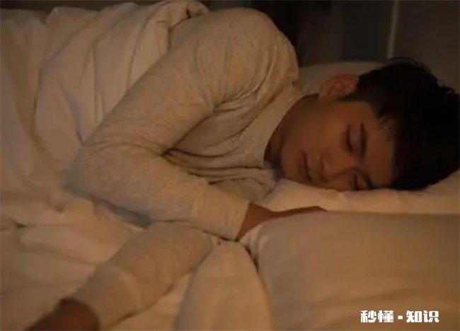 空调睡眠模式会自动调节温度吗