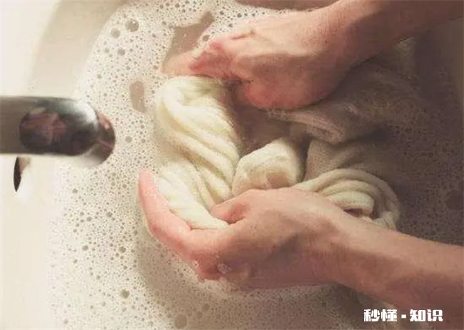 西瓜汁弄在白衣服上能洗掉吗