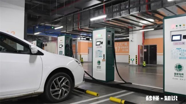 新能源汽车充电能坐车里吗