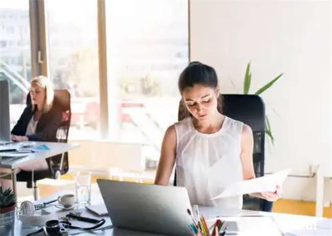 穿挂脖吊带脖子疼正常吗