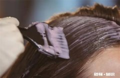 染发前一天要不要洗头发