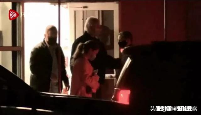 拜登遛狗时摔倒扭伤脚，哈里斯会取代他吗老人为什么容易摔倒