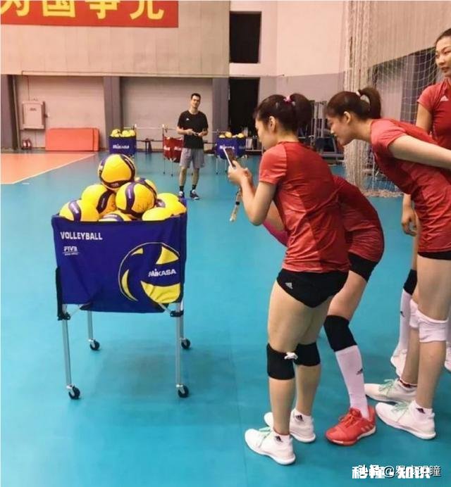 日本估伎重演换女排用球针对欧洲，中国女排刘晏含一喜，李盈莹一忧，您如何看待