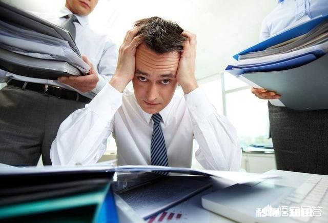 对于那些给一份工资要求干两份活的老板你怎么看