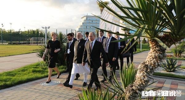 俄罗斯总统普京为什么和印度总理莫迪走动很近,还签订70亿美元武器大单