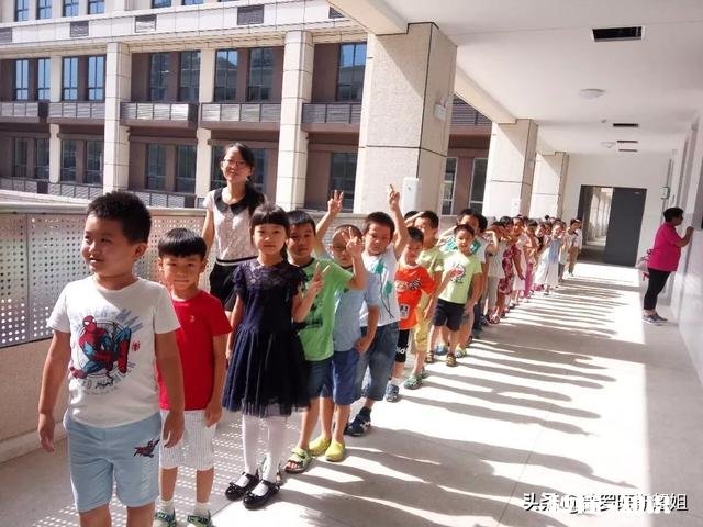 女孩入小学早一年好还是晚一年好