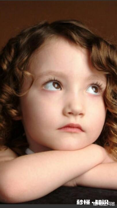 小孩现在2岁多,见生人就害怕,要哭闹,该怎么办