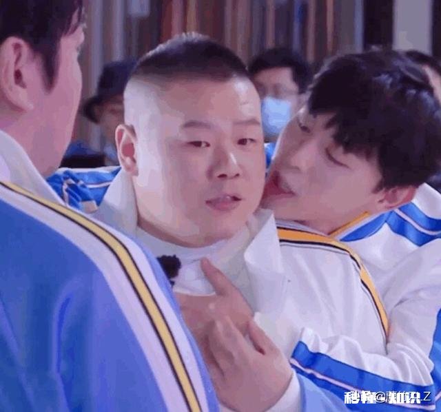 岳云鹏被邓伦、沙溢、张艺兴等争相亲脸,明星这种方式是否不太好