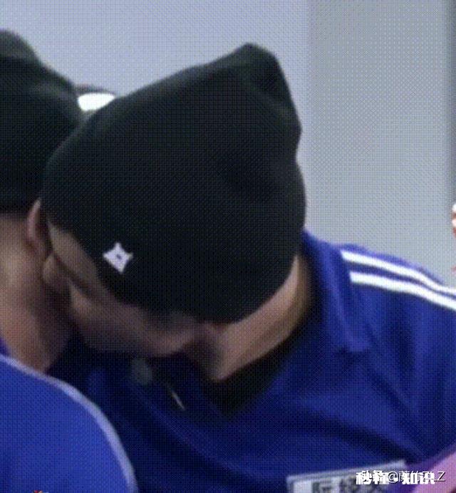 岳云鹏被邓伦、沙溢、张艺兴等争相亲脸,明星这种方式是否不太好