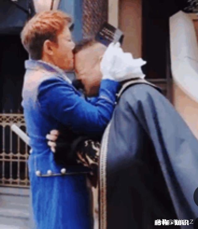 岳云鹏被邓伦、沙溢、张艺兴等争相亲脸,明星这种方式是否不太好