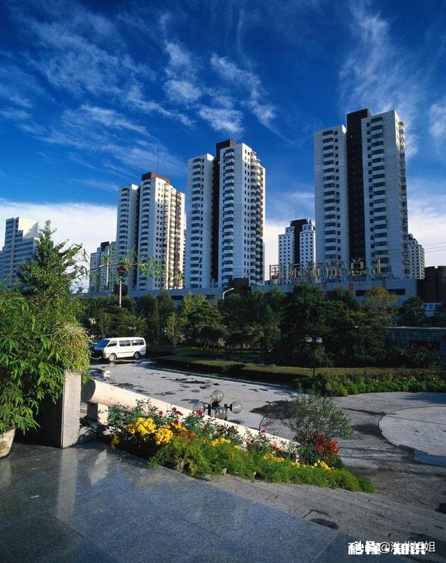 在你们那里的农村娶个媳妇需要多少彩礼还买车买房吗，有压力吗