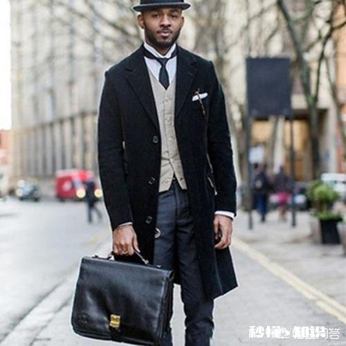 冬季参加婚礼，男士穿大衣配什么包合适