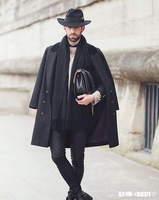 冬季参加婚礼，男士穿大衣配什么包合适