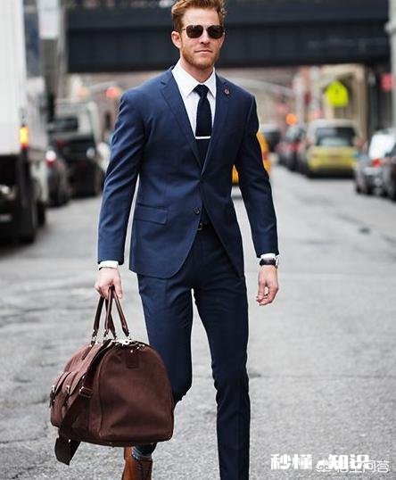 冬季参加婚礼，男士穿大衣配什么包合适