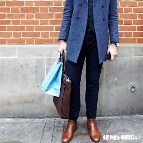 冬季参加婚礼，男士穿大衣配什么包合适