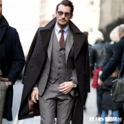 冬季参加婚礼，男士穿大衣配什么包合适