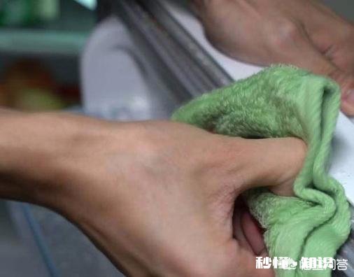 冰箱里的黄色斑点怎么去除