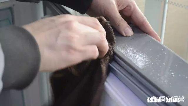 冰箱里的黄色斑点怎么去除