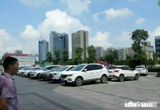 大学毕业工作一年，女友要求要房要车，三线城市房价一万左右一平，车要求十几万，该怎么办