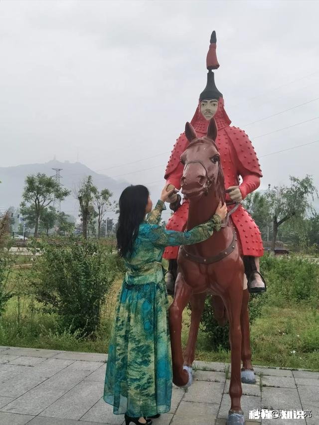 黄色花海穿什么颜色衣服好看