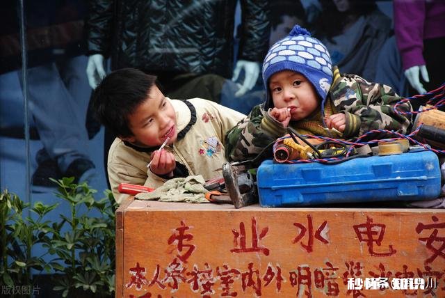 我在事业单位拿着2000多的工资，想辞职，该怎么和家人说