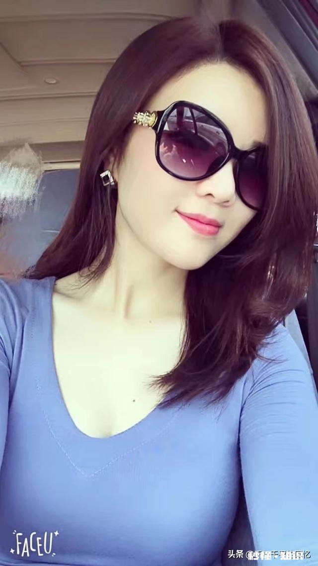 紧身绿色上衣配什么裤子好看