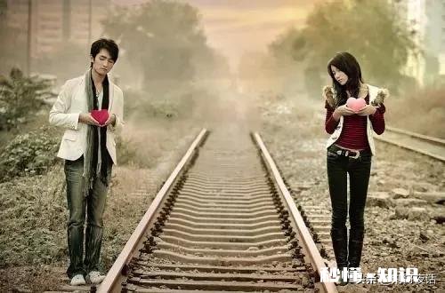 在男朋友家住，他妈妈问要生活费这是正常的吗我要不要给呢