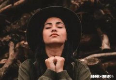 在男朋友家住，他妈妈问要生活费这是正常的吗我要不要给呢